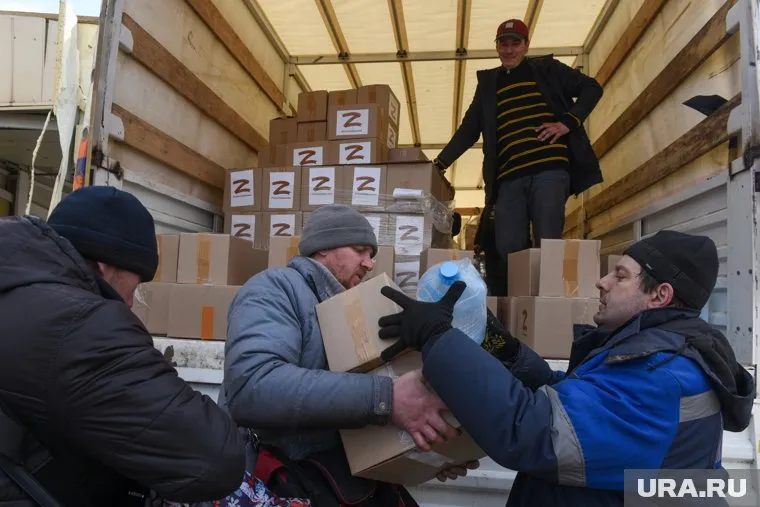 Волонтеры и администрация привозят оставшимся жителям обстрелянных городов воду и продукты