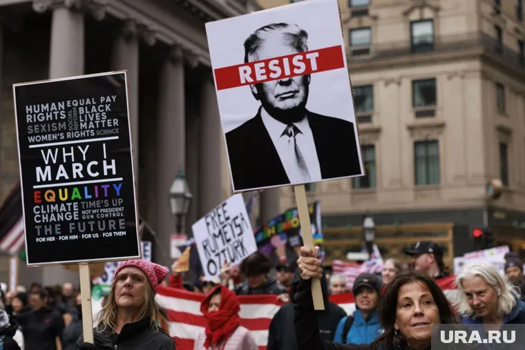 В США тысячи недовольных политикой Трампа вышли на митинги и демонстрации
