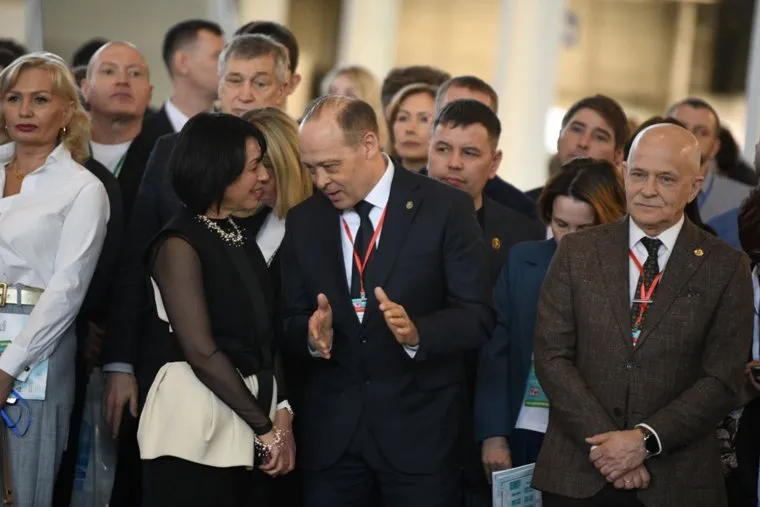 Днем 15 апреля Пересторонин участвовал в открытии медфорума вместе с замгубернатора Татьяной Савиновой