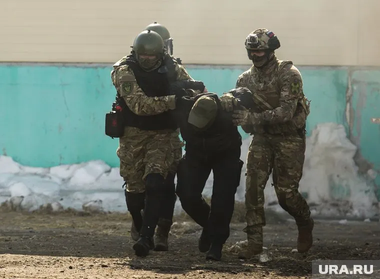 Раненного в голову подозреваемого на носилках погрузили в карету скорой и увезли в медицинское учреждение