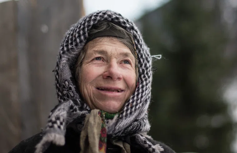 Женщина почти 40 лет проживает в одиночестве в таежном лесу