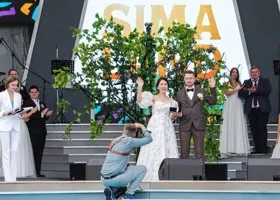 На главной сцене 300-летия Екатеринбурга раздали миллион и квартиру