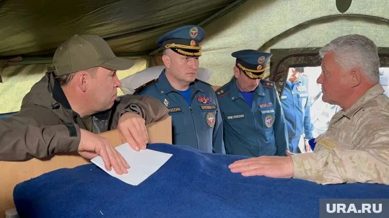 Евгений Куйвашев (слева) прилетел в Сосьву утром 27 апреля