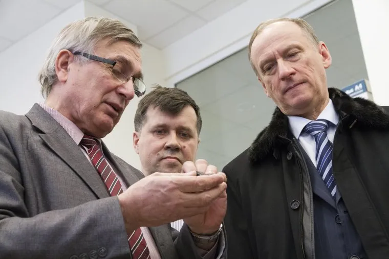 Как Патрушев в УрФУ с метеоритом повстречался. Челябинский метеорит.Екатеринбург, патрушев николай, метеорит, гроховский виктор