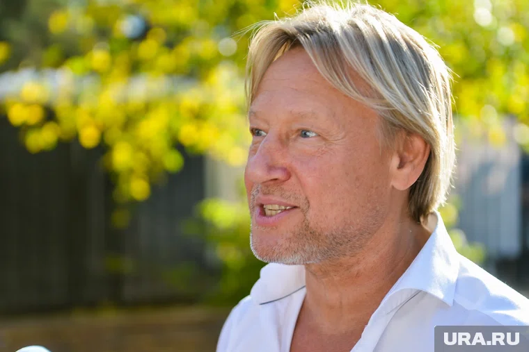 Любимому актёру миллионов россиян Дмитрию Харатьяну исполняется 65 лет