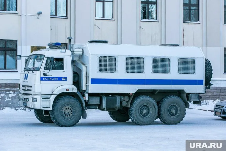 В рамках месячника защитника Отечества детсадовцев и учеников начальных классов в Нижнем Тагиле прокатили на полицейском КАМАЗе