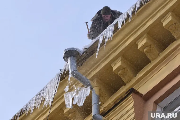 На крыше дома образовалась корка льда