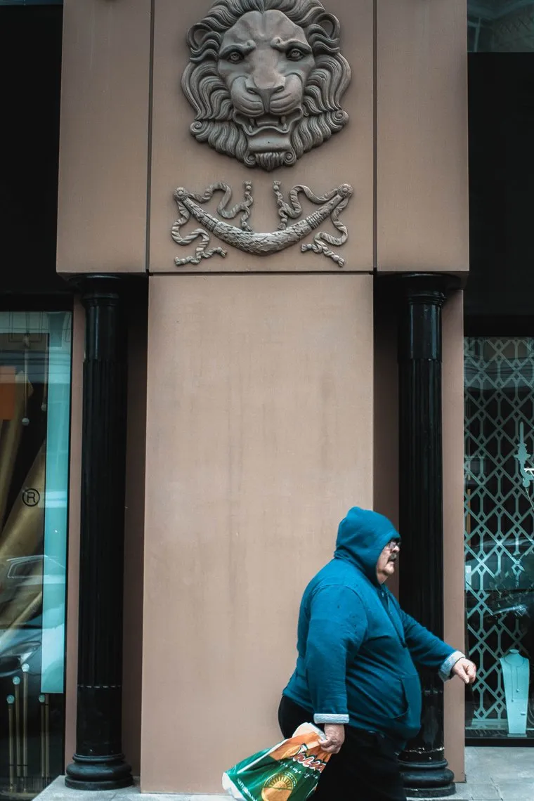 Прохожие на фоне люксовых магазинов. Екатеринбург