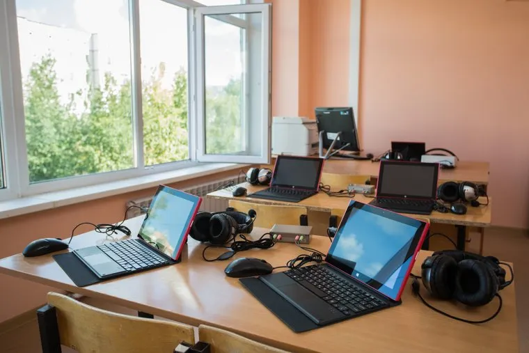 Визит Комаровой 19.08.16. Сургут, планшетный компьютер, класс английского языка