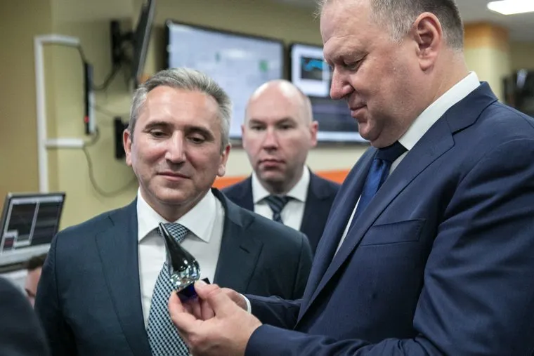 Визит Николая Цуканова , полномочного представителя президента на ЖД вокзал , строительство кольцевой автодороги и НПЗ. Тюмень.  (необр), моор александр, цуканов николай