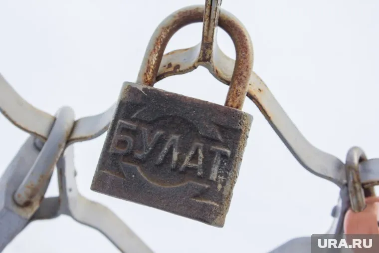 Замок в тобольской стоматологической клинике повесили для того, чтобы там не воровали туалетную бумагу