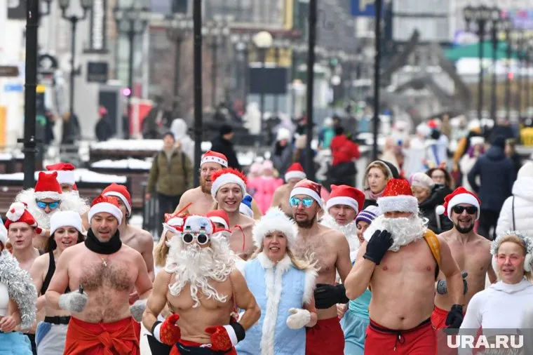 По Екатеринбургу пробежались Деды Морозы и Снегурочки