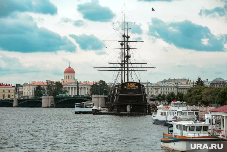 Катер врезался в опору Кашина моста на Крюковом канале в Санкт-Петербурге