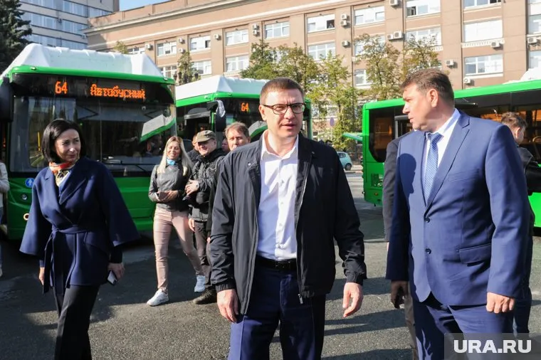 Алексей Текслер (в центре) и Наталья Котова (слева) решают вопрос о передаче транспорта на уровень области