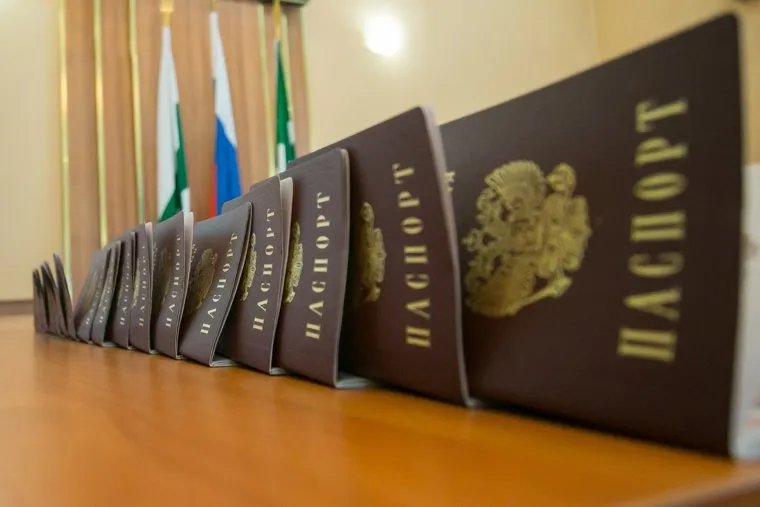 Акция «Мы граждане России!» Вручение паспортов гражданина РФ главой города. Курган