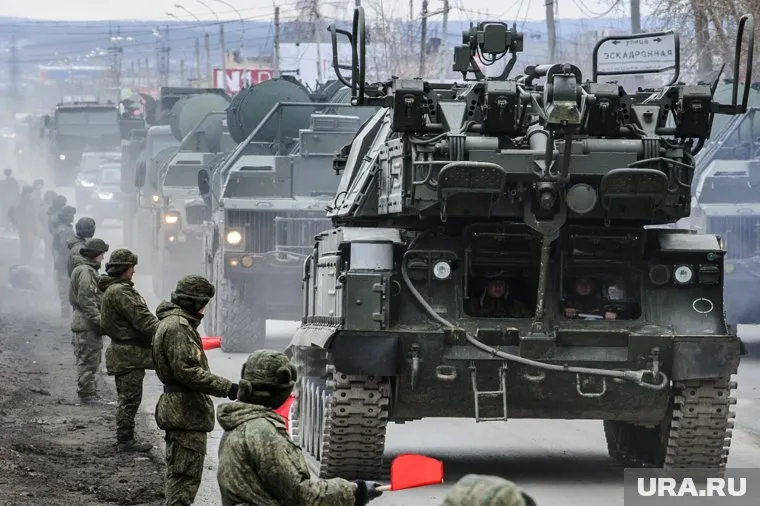 У границы с Украиной размещены 122 тысячи российских военных, сообщает Bloomberg