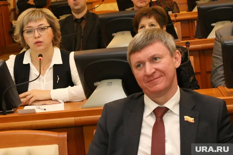 Дмитрий Фролов разбирается в вопросе вместе с ведомством Натальи Бобковой (слева)