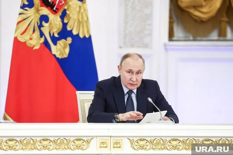 Владимира Путина сопровождали автомобили с охраной