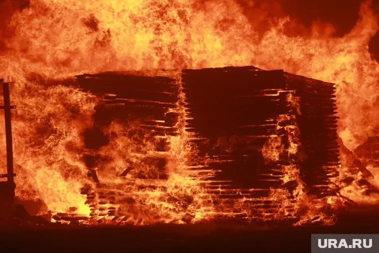 Губернатор Тюменской области приехал на место пожара в село Успенка