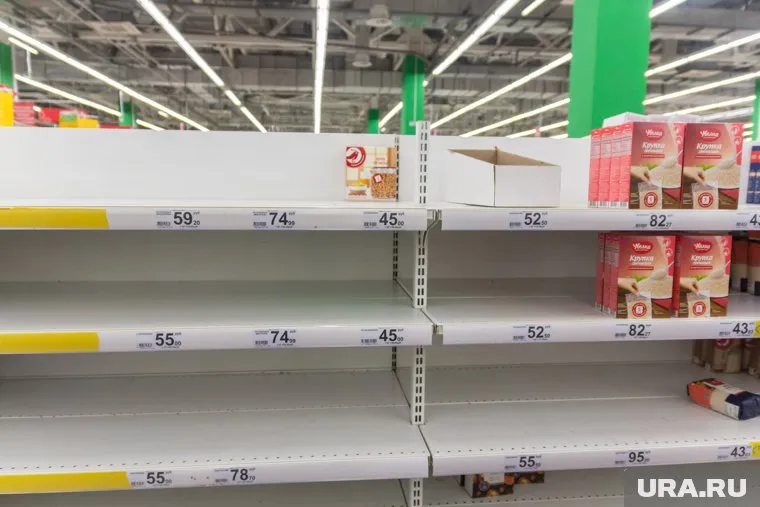 Магазины не всегда могут выставить товар сразу же, как опустеет полка