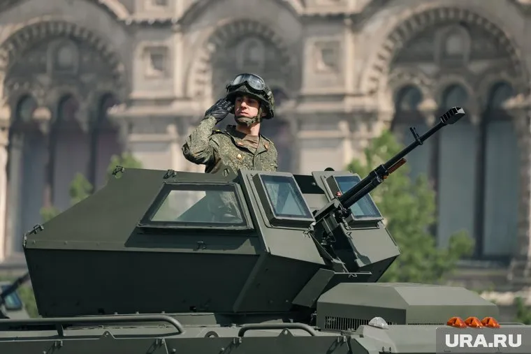 Свыше 100 единиц военной техники проехало по Красной площади