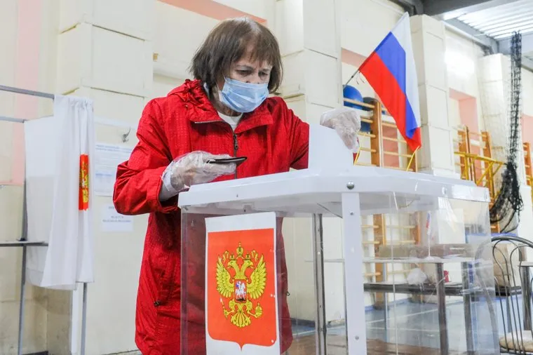 Избирательный участок по голосованию по поправкам в Конституции. Челябинск