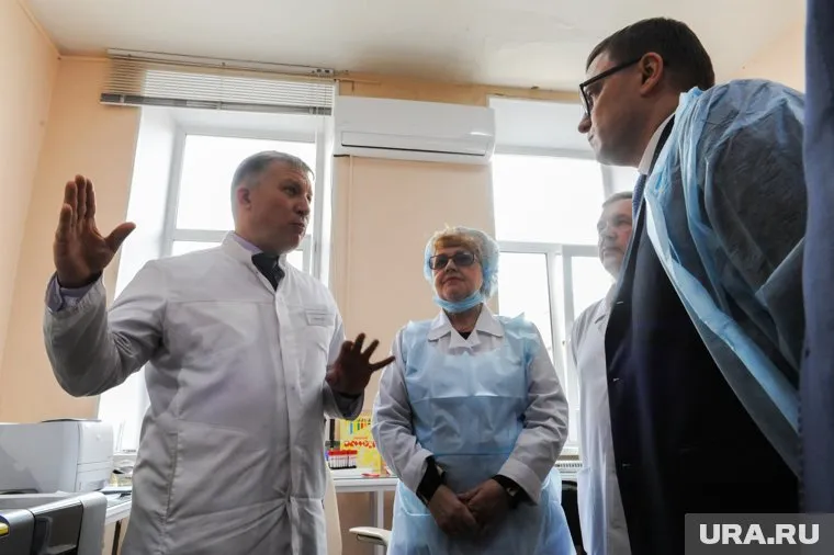 Алексей Текслер (справа) назвал медицину самой острой проблемой Челябинской области