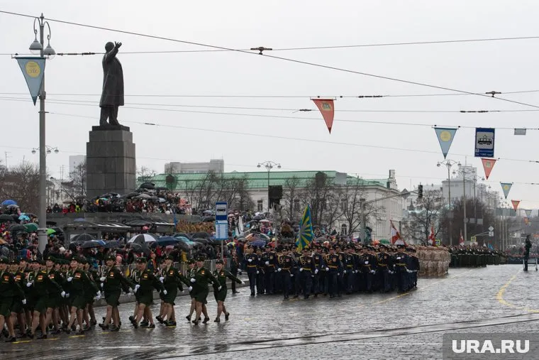 В парадах примут участие 40 тысяч человек