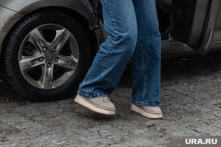 Толпа выбила окна в машине и испинала ее из-за громкой попсовой музыки