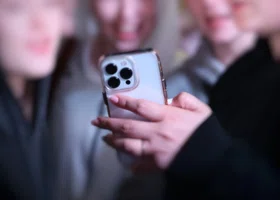 Мешок айфонов и аппарат для шаурмы: в Тюмени за бесценок распродают конфискат