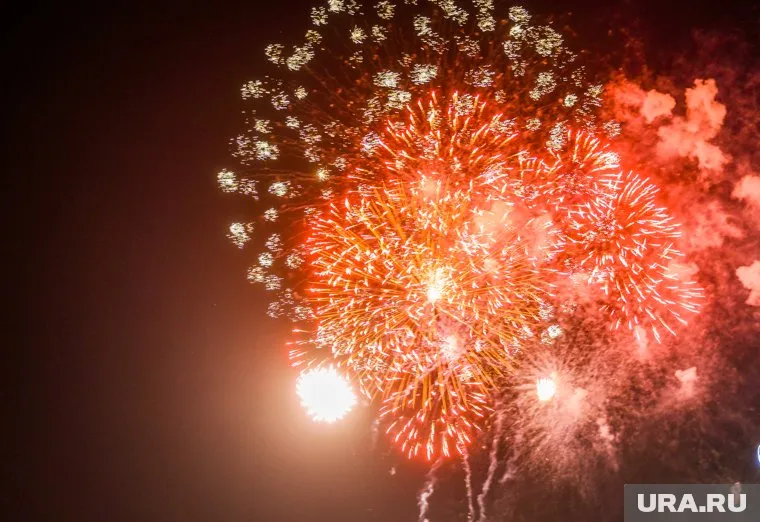 Подрядчик дал салют в честь Дня Победы в Челябинске почти на час позже запланированного времени