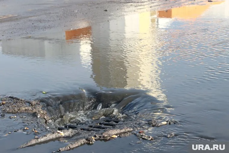 На месте прорыва вздыбился асфальт (архивное фото)