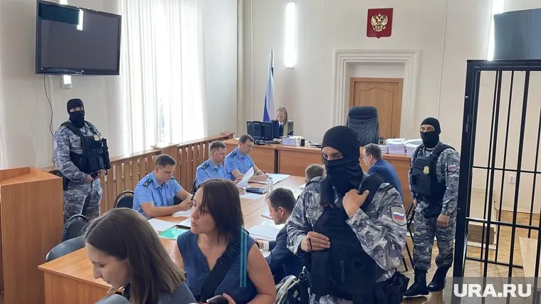 Для гражданского процесса в суде было неожиданно много приставов