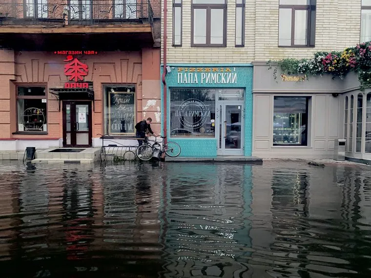 Затопленный тротуар на улице Малышева. Екатеринбург 