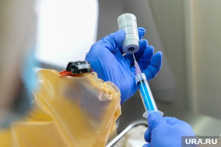 Минздрав РФ обещает, что вакцину от коронавируса начнут ставить в конце июля