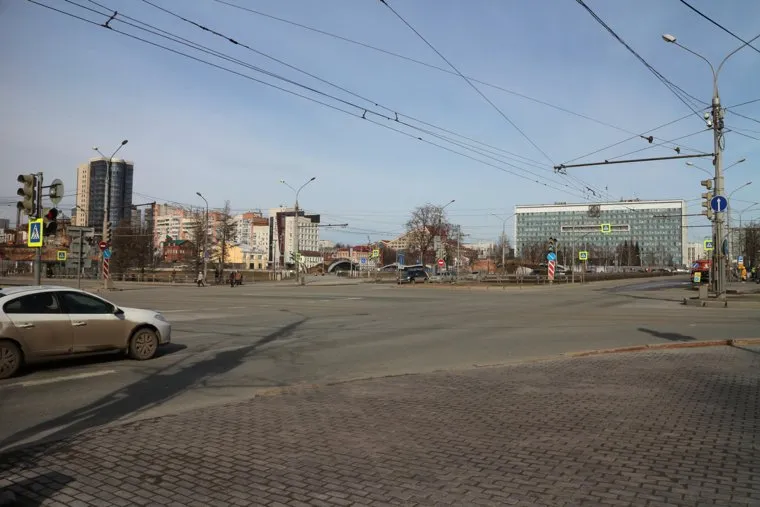 Городской траффик во время нерабочих дней точки съемки понедельник Пермь