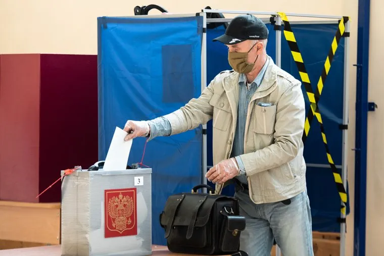 Голосование по внесению поправок в Конституцию РФ в гимназии №104. Екатеринбург