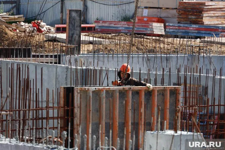 В Заозерном ускорили работы по строительству бассейна КГУ