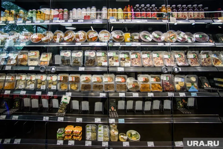 Многим выгоднее купить одну порцию готового блюда, чем все ингредиенты для него, объясняет президент Ассоциации производителей и поставщиков готовой еды Сергей Беляков