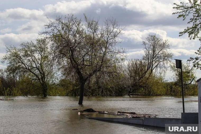 Люди не могут навестить своих умерших родственников, потому что кладбище размыто