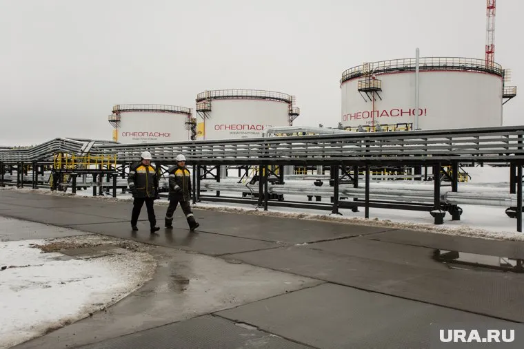 Экспорт нефти уменьшился более чем на треть