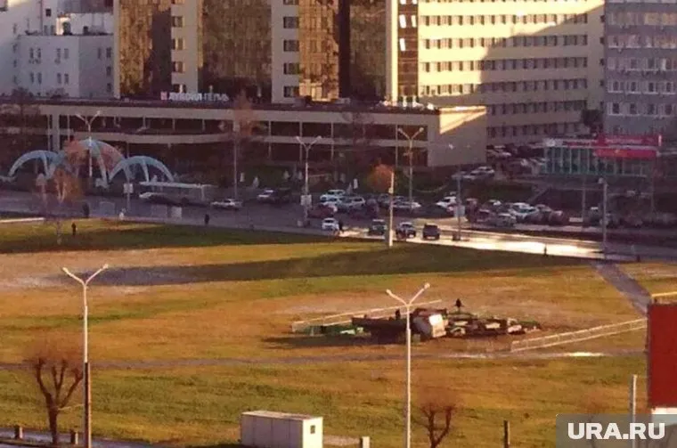 На улице солнечно и газоны еще зеленые — совсем не по-новогоднему