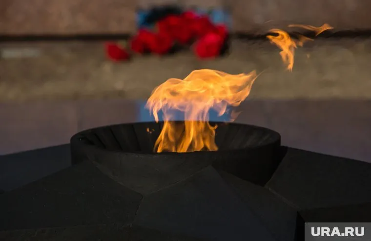 Девушка станцевала тверк у Вечного огня в Ханты-Мансийске в 2022 году