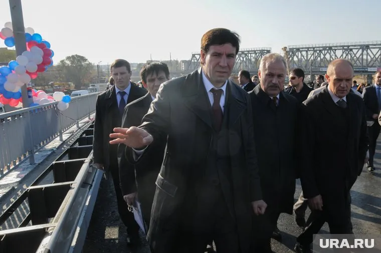 Дорожная «уголовка» Михаила Юревича обрастает подробностями. За спиной Юревича — Ильдар Усманов. Крайний справа — Сергей Давыдов