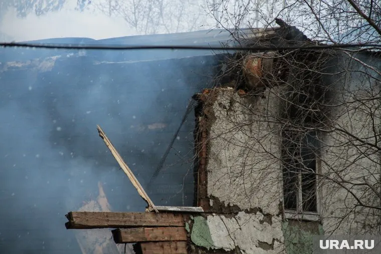 Сгоревшее здание тубдиспансера в Сургуте все-таки снесут