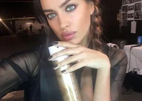 Челябинская модель Ирина Шейк скорбит со всей Россией