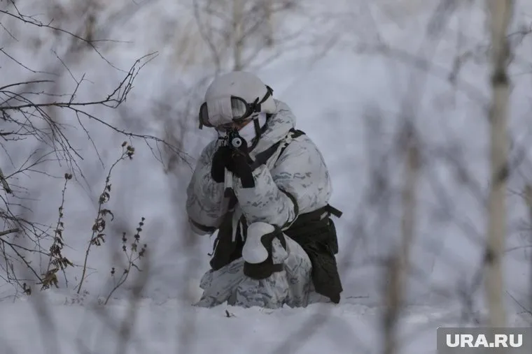 «Единая Россия» передала российским военным зимнюю экипировку в зону спецоперации