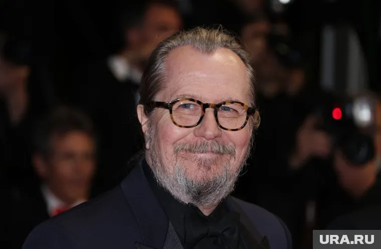 Гэри Олдман на красной дорожке 77-го ежегодного Каннского кинофестиваля 21 мая 2024 года