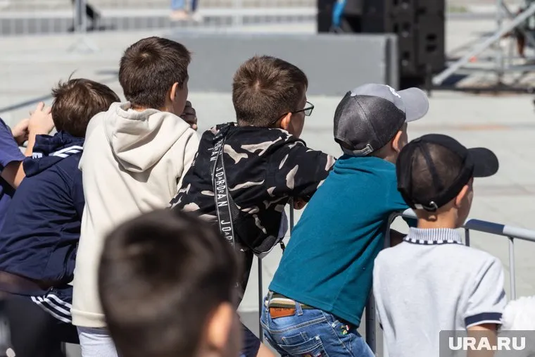 Толпа детей издевалась над мальчиком