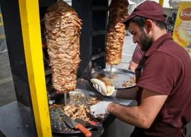 В Ноябрьске закрыли заведение с шаурмой из-за возможного отравления клиентов